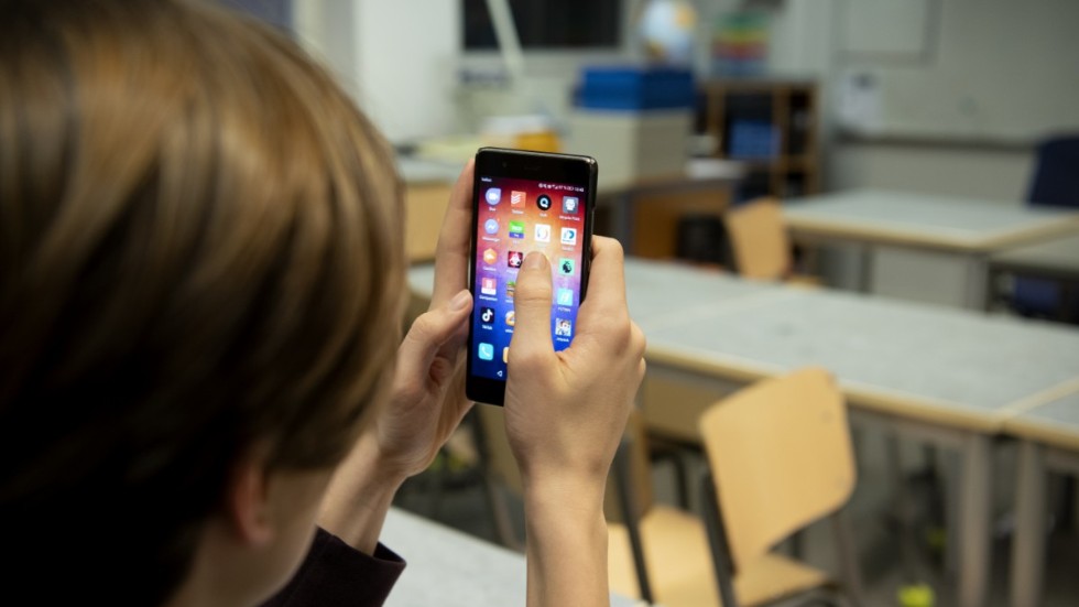 Skribenten menar att elevernas resultat förbättras om de hindras från att använda sina mobiler i klassrummet.