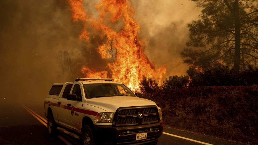Bränder vid Butts Canyon Road i Lake County i USA-delstaten Kalifornien.