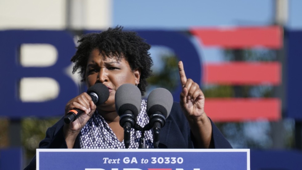 Stacey Abrams håller tal inför Barack Obama vid ett kampanjmöte i Atlanta.