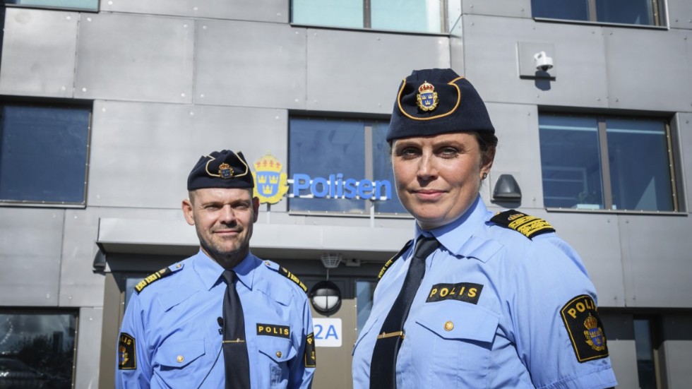 "Vi ska göra allt som står i vår makt för att bryta våldskurvan", säger Patrick Ungsäter, chef i polisområde Stockholm Nord, när polishuset i Rinkeby öppnade för allmänheten. T.h. Rinkebys lokalpolisområdeschef Therese Rosengren.
