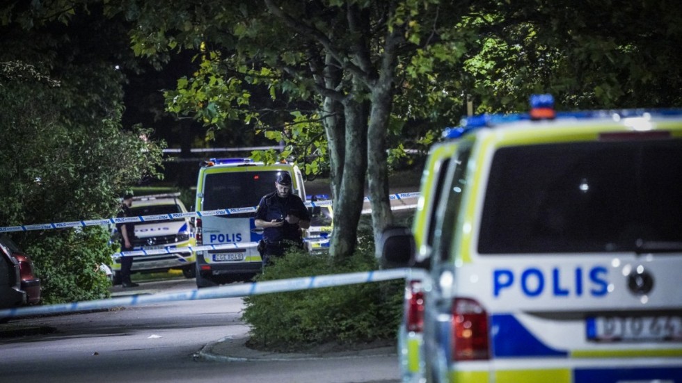 Polis vid avspärrning i stadsdelen Hyllie i Malmö där en man i 20-årsåldern hittades skjuten i måndags. Arkivbild.