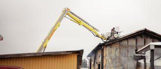 Däckverkstad totalförstördes i brand – lång räddningsinsats