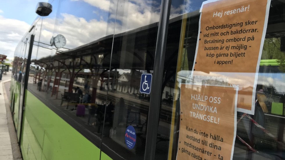 Att åka buss med Sörmlandstrafiken har under coronapandemin blivit onödigt krångligt. Varför kan man inte lösa betalningen på bussen det går utmärkt i taxibilar och butiker. Skriver Bo Karlsson.