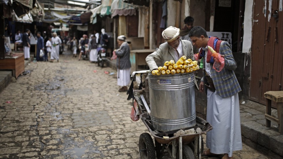 Inbördeskriget i Jemen drabbar civila med brist på mat. Förnödenheter är sällsynt i huvudstaden Sanaa.