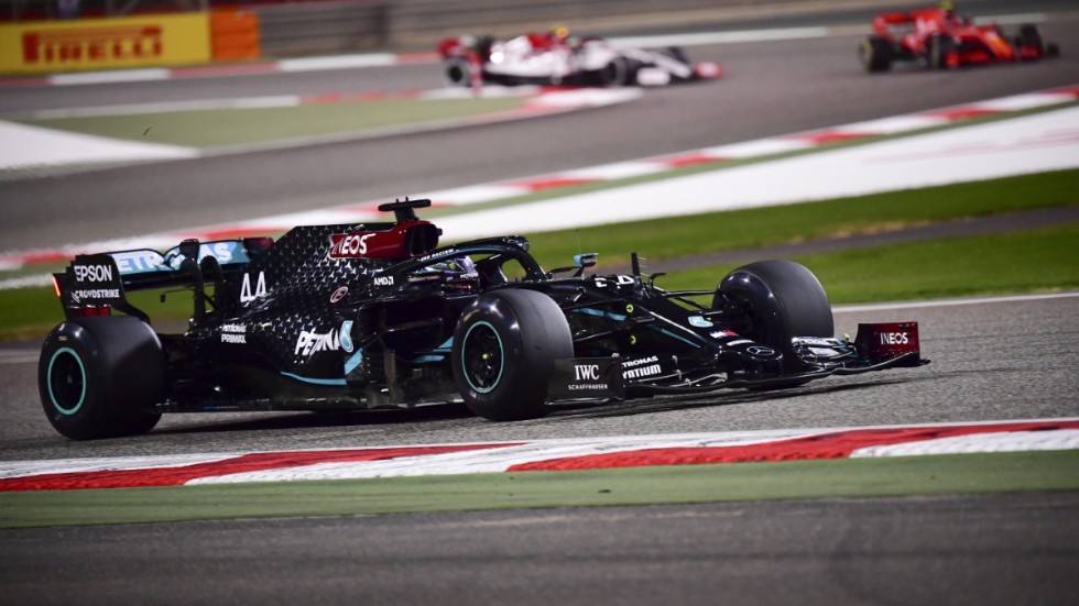 Lewis Hamilton startar söndagens GP-tävling i pole position.