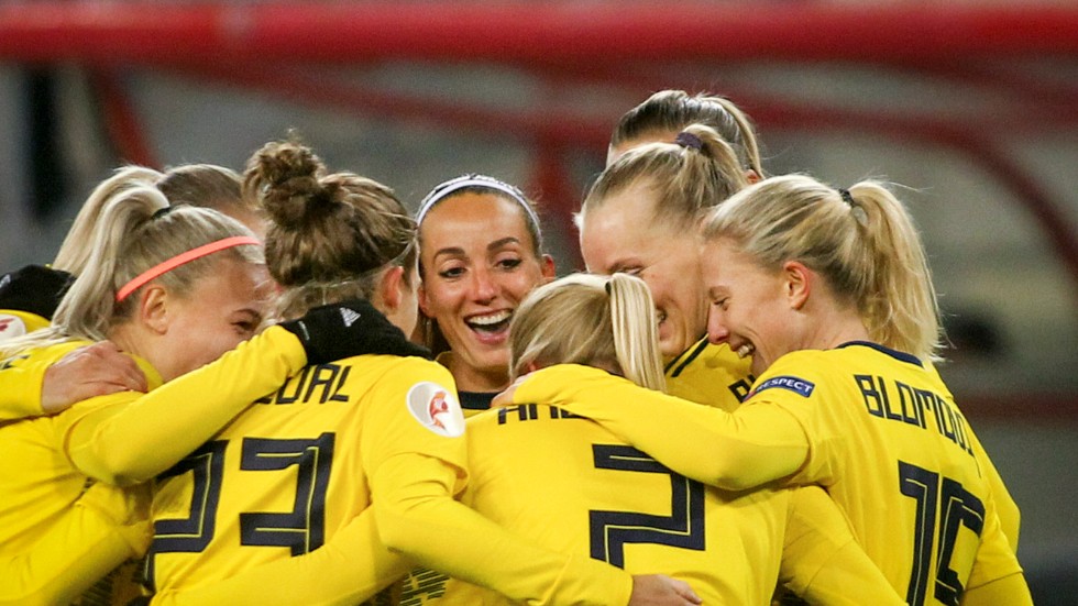 Kosovare Asllani, i mitten, slog två hörnor och två frisparkar som resulterade i mål i Sveriges 6–0-seger borta mot Slovakien. Totalt gjorde Sverige 21 av 40 mål i EM-kvalet på fasta situationer.