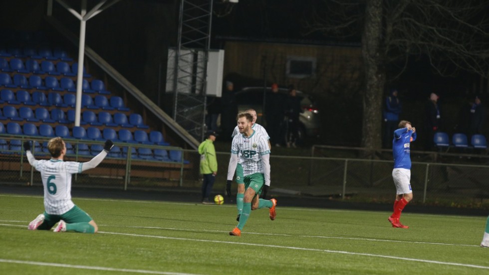 Västra Frölunda jublar efter att ha gått upp i ettan med 3-3 och fler gjorda mål på bortaplan. Men Åtvidabergs FF kommer att protestera mot att nummer 6, Anton Delwér, spelade men skulle ha varit avstängd. Frölunda menar att han fick spela.