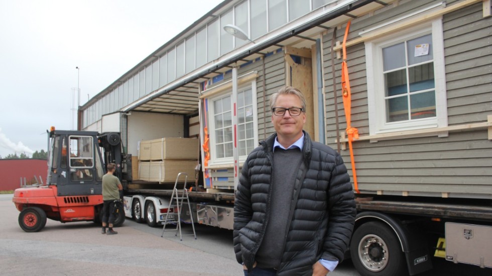 Fredagen var en historisk dag för Torgny Svensson och Constructio Huskomponenter AB. Då påbörjades lastningen av första huset som går på export till Tyskland. I första etappen går fyra lastbilar iväg med själva huvuddelen av villan.