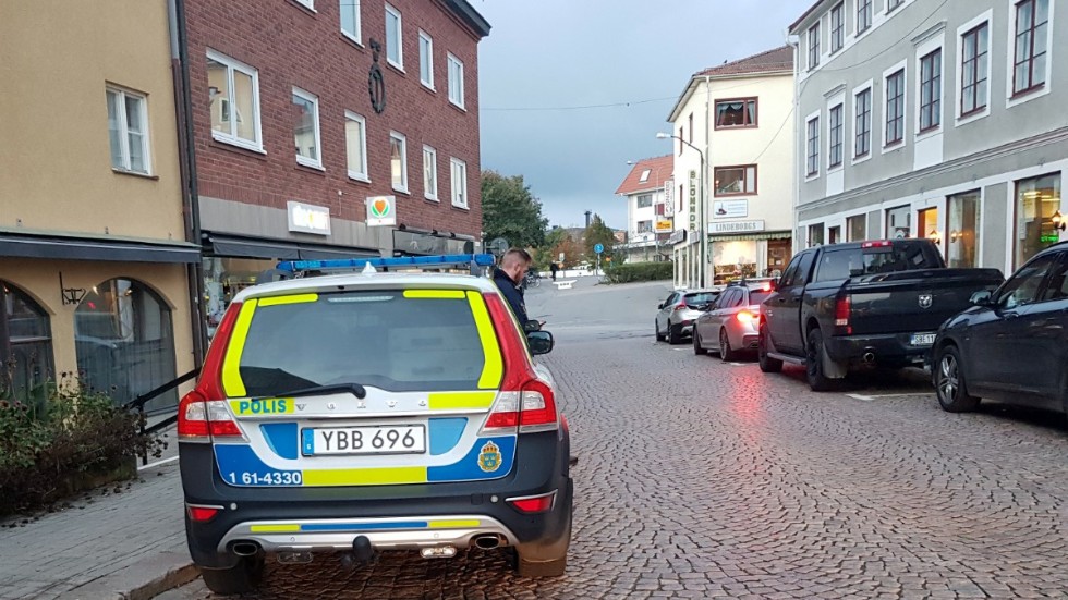 I måndags rånade två maskerade män en butik i Vimmerby. 