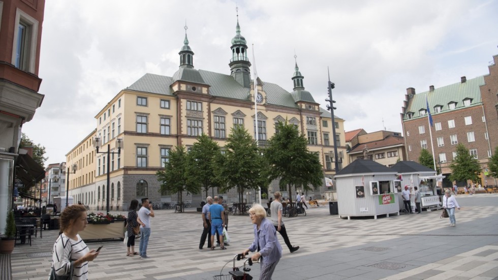 Eskilstuna kommun äger, via Kommunfastigheter, cirka 7000 lägenheter så varför köpa bostadsrätter? Skriver signaturen "Bostadsrättsinnehavare".