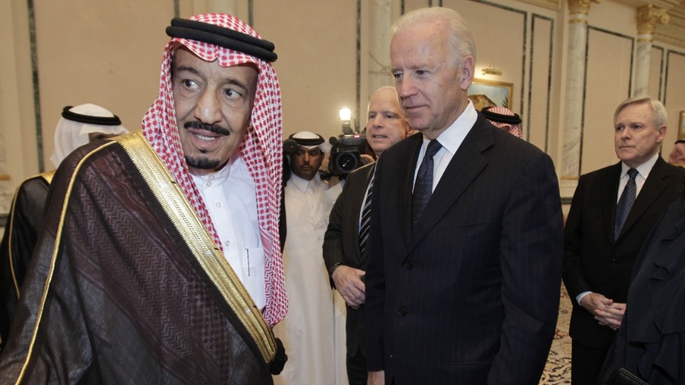 USA:s president Joe Biden (till höger) med Saudiarabiens kung Salman på en bild från Riyad 2011 innan de båda tillträdde sina nuvarande ämbeten. Arkivbild.