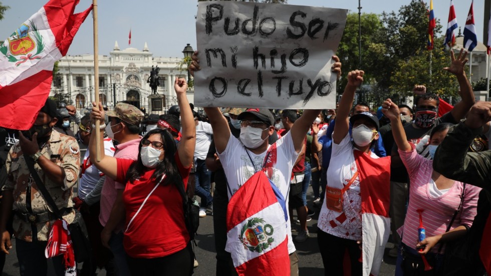 Peruaner demostranter för demokrati och mot korruption utanför kongressen i huvudstaden Lima den 16 november.