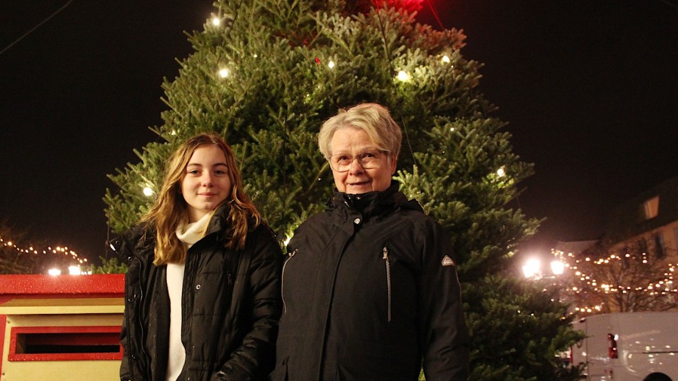 Två som kände julstämning var Estelle Åberg och Eva-Lena Stolt, Vimmerby. "Jag handlar inte på nätet, jag vill ut och se, klämma och känna", säger Eva-Lena.