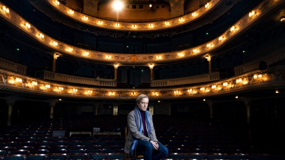 "De viktigaste på teatern är inte vi som jobbar här, utan publiken. Finns inte de, så finns inte vi", säger Andreas T Olsson, på stora scenen, Dramaten.