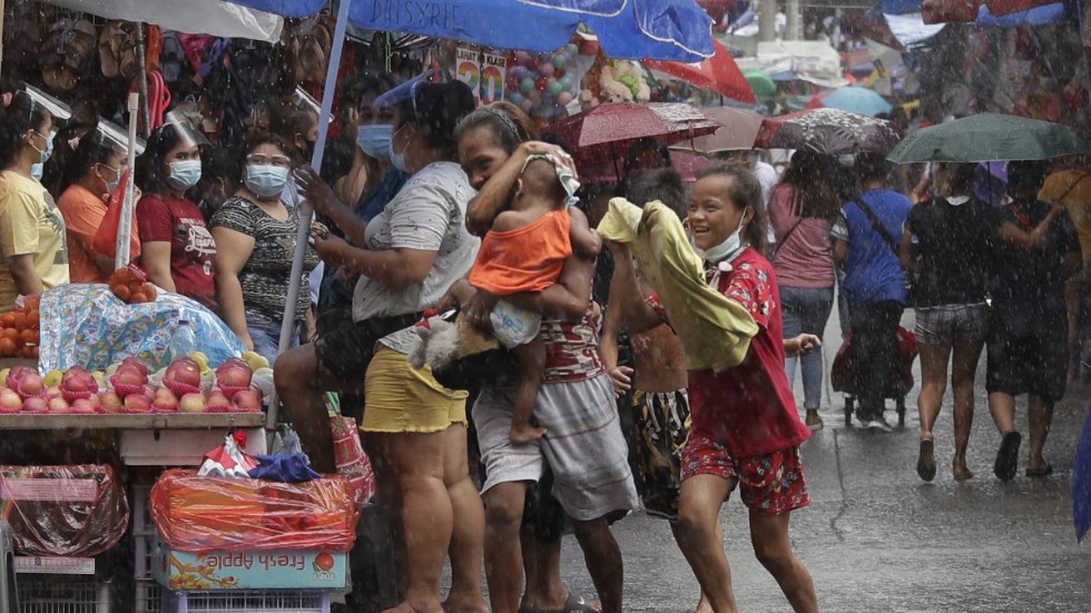 En marknad i Filippinernas huvudstad Manilla. Barnen på bilden har inget med textens innehåll att göra.