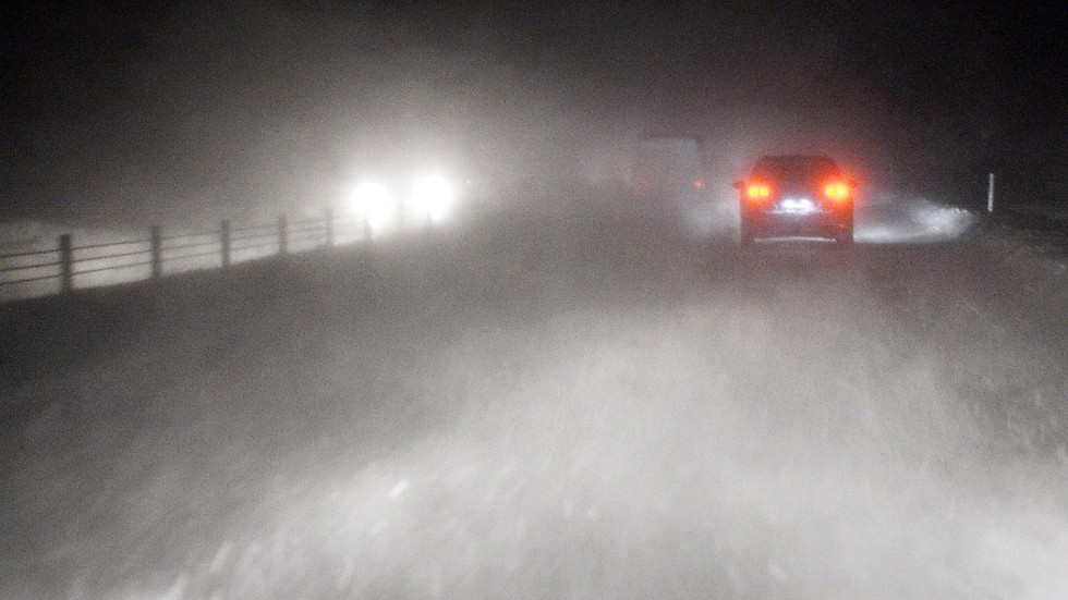 Skribenten menar att bilister borde tända det extra bakljuset när det är kraftig snörök. 