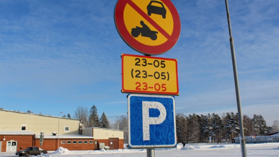 Förbudet mot motortrafik förlängs tillfälligt till och med den 14 mars på ishallsparkeringen och gymnasieparkeringen. 