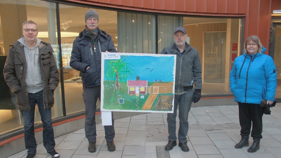 Lennart Beijer kunde överlämna en tavla till Jan Ingemarsson, som representerade en av köparna: HFK:s motionssektion. Patrik Stenbäck, tv, representerar HFK, och Rosie Folkesson, Folkets Park-föreningen.