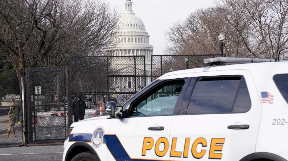 USA:s myndigheter utreds internt efter stormningen av kongressen förra veckan. Här står en polisbil vid det stängsel som upprättats efteråt.