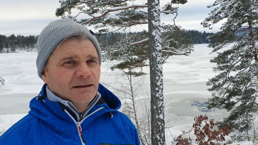 Björn Andersson och hans fru Maria kämpade i 20 minuter på isen och lyckades hålla kvar mannen i vaken över vattenytan tills räddningstjänsten kom.