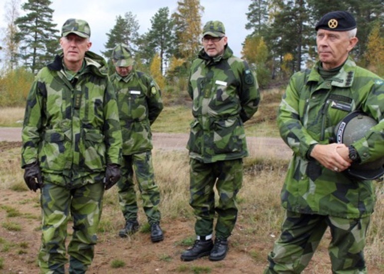 Överbefälhavare Sverker Göranson, till höger besökte Ing 2 och Swedec där representanter visade verksamheten. Verksamheter som Försvarsmakten vill slå samman framöver.