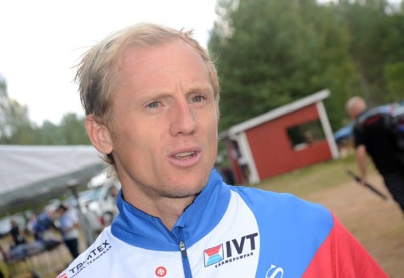 Oskar Svärd var på onsdagen i Mariannelund för att sätta upp kontroller inför fredagens orienteringstävling.