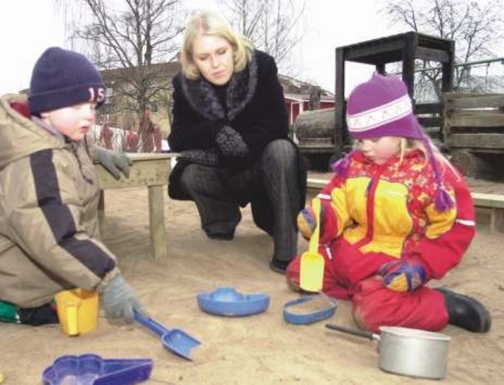 Lena Hallenberg hälsade på hos barnen på Oredans förskola i Hultsfred och fick en pratstund i sandlådan.
