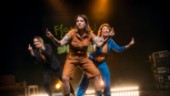 Hyllad podd-trio kommer till Linköping: "Det blir spex, dans och till och med sång"