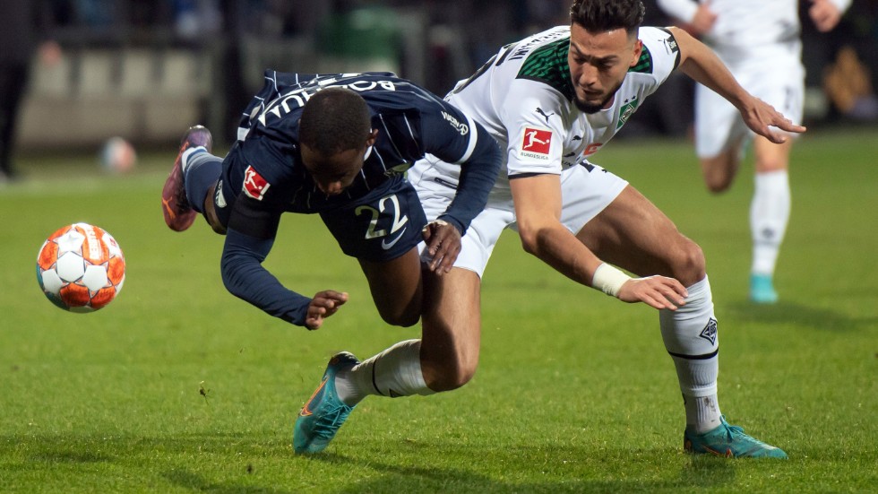 Mötet mellan Bochum och Borussia Mönchengladbach avbröts efter att linjedomaren fått en ölmugg i huvudet.