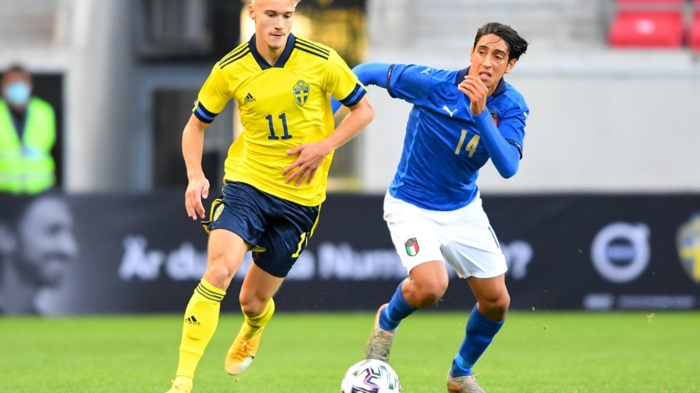 Pontus Almqvist, till vänster, är en av flera svenska spelare i ryska ligan som Fifa nu ger rätt att söka sig till en ny klubb fram till sommaren. Arkivbild.