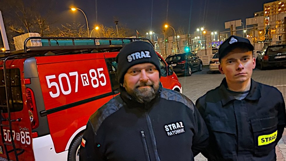 Brandmännen Marek Czerw (till vänster) och Pavel Skop åkte till Korczowa vid ukrainska gränsen under måndagen för att hjälpa till. Nu berättar de vad de sett. 