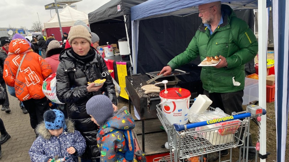 En ukrainsk mamma med sina barn har lyckats ta sig över till Polen. Här får de varm mat och möter mänsklig värme.