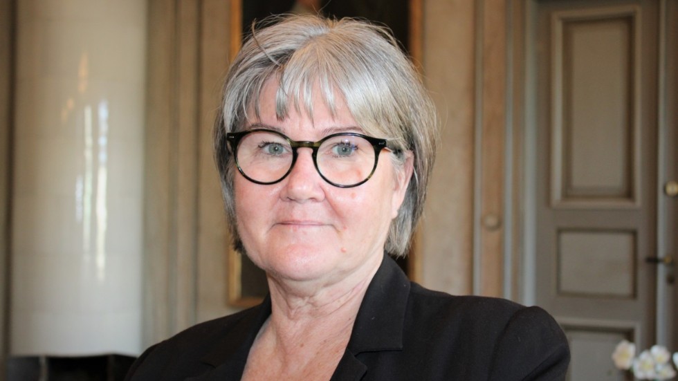 Helen Nilsson (S) berättar att Socialdemokraterna i Vimmerby tackar nej till Centerns förslag. "Vi tycker inte att det är den politiken vi vill föra", berättar hon. 