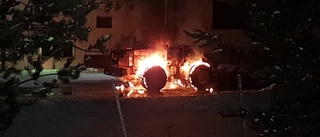 Traktor förstörd i kraftig brand