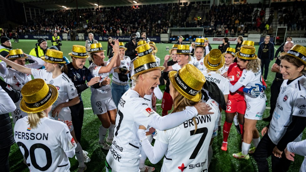 Rosengård – här med lagkaptenen Caroline Seger i mitten – tog hem SM-guldet i fjol. Nu väntar fler matcher i årets damallsvenskan, som har utökats från 12 till 14 lag. Arkivbild.