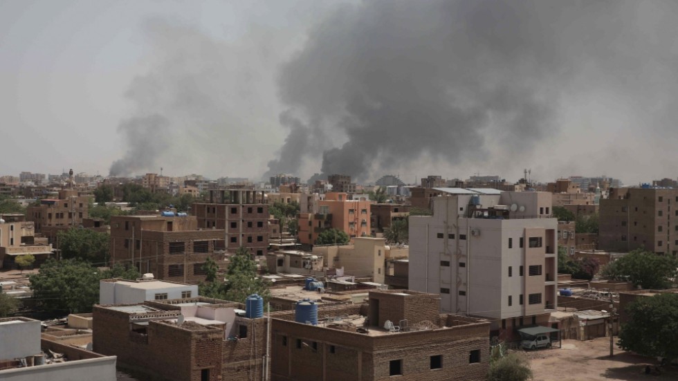 När oroligheterna går in på sin andra dag stiger röken över de centrala delarna av Sudans huvudstad Khartum.