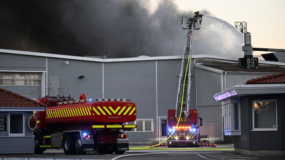Det brinner kraftigt i ett byggvaruhus i Malmö