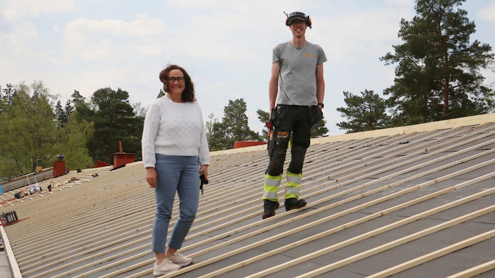 Uppe på taket träffade Victoria Axelsson arbetsledaren Christoffer Ekenmo, som berättade att man ligger lite före med tidsplanen och att huvudbyggnaden blir klar i nästa vecka.