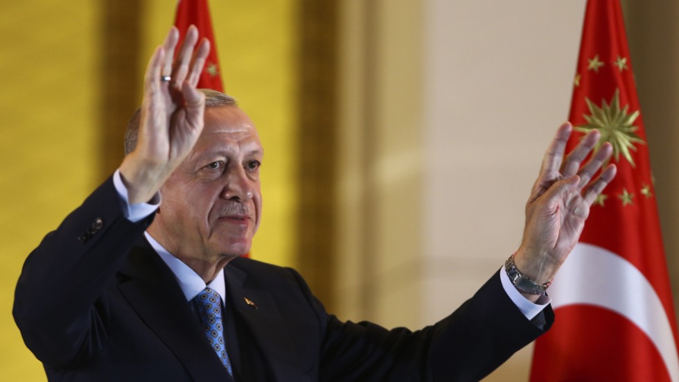 Recep Tayyip Erdogan vinkar till anhängare efter valet i söndags.