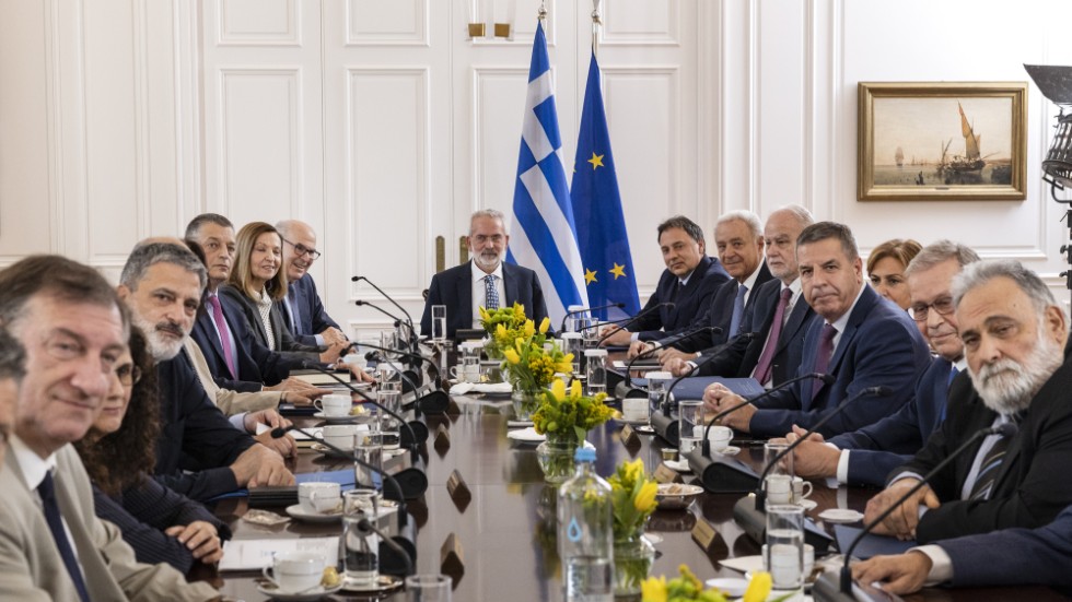 Greklands övergångsregering, ledd av domaren Ioannis Sarmas.