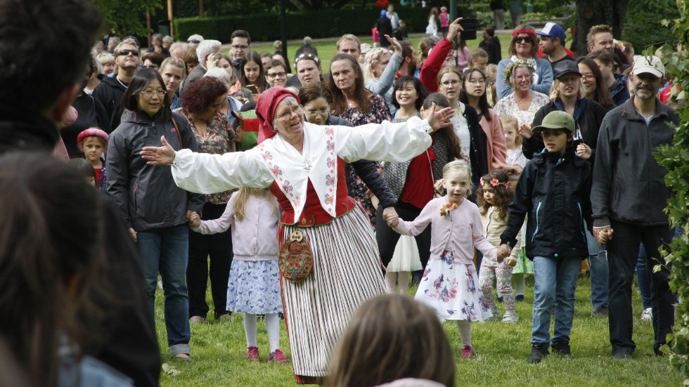 Östgötska Midsommarfiranden Genom Tiderna