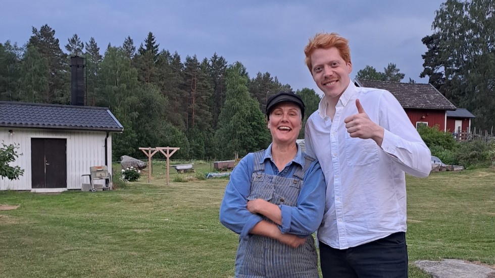 Programledaren och "Youtubern" Mauri Hermundsson (till höger) var i Vimmerbytrakten och filmade på Eriksgården, som ägs av Annelie Svensson (till vänster).