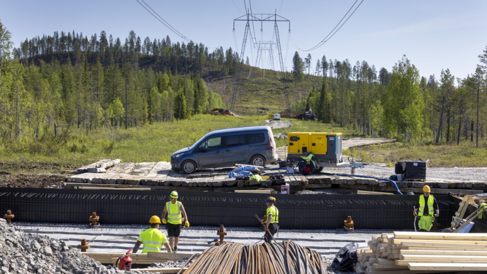 There are enormous projects conducted in northern Sweden where the electricity grid is to be reinforced. The picture shows preparatory work ahead of Aurora Line that runs from Messaure to Finland.