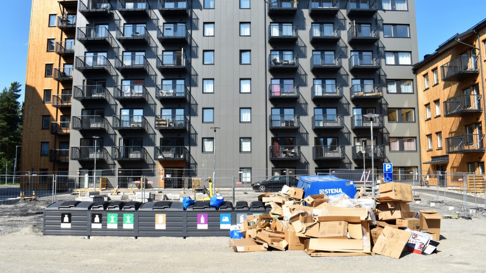 ”You should have been here last week, there were loads of people here then”, says new tenant Jonatan Holmkvist. The evidence can be seen by the newly constructed recycling station – a pile of cardboard.
