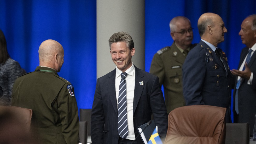 Försvarsminister Pål Jonson pratar med SACEUR general Christopher G Cavoli på Natos toppmöte.