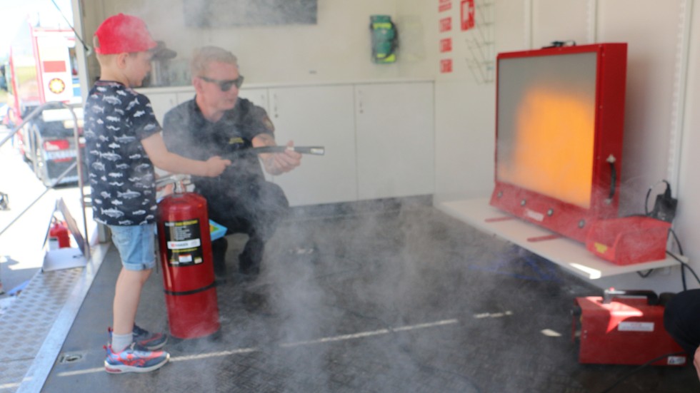 Rök och eld var det i räddningstjänstens släpvagn, där bland annat Simon Bouwein lärde ut hur man handskas med en handbrandsläckare.