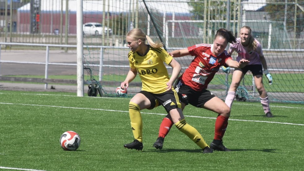 Stina Kägu Bragsjö vänder bort sin motståndare innan hon elegant lobbade in 2-0. 