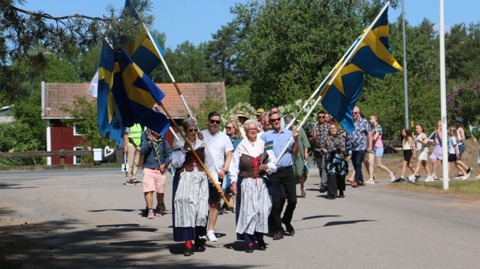 Med blågula fanor i spetsen marcherade nationaldagsfirarna från torget till Brunnsparken. Allt medan Vimmerby Musikkår spelade upp från scenen.