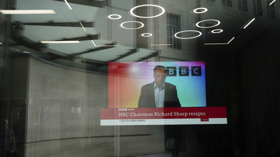 BBC:s ordförande Richard Sharp meddelar att han avgår.