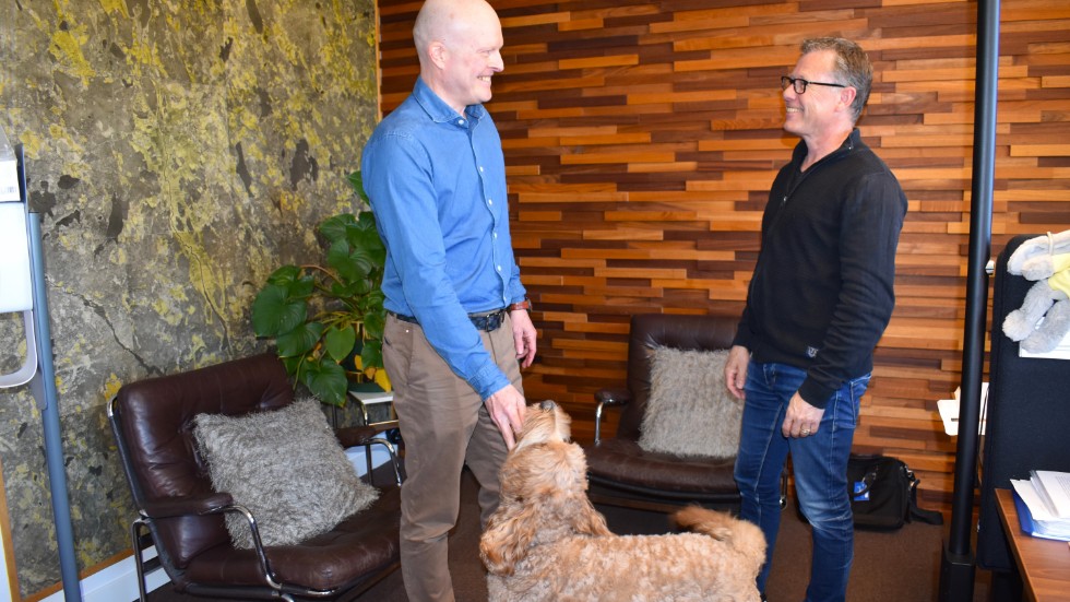 Marcus Hamlin småpratar med kollegan och företagets verksamhetschef Nisse Bülow. Med på bilden också hunden Kenzo.